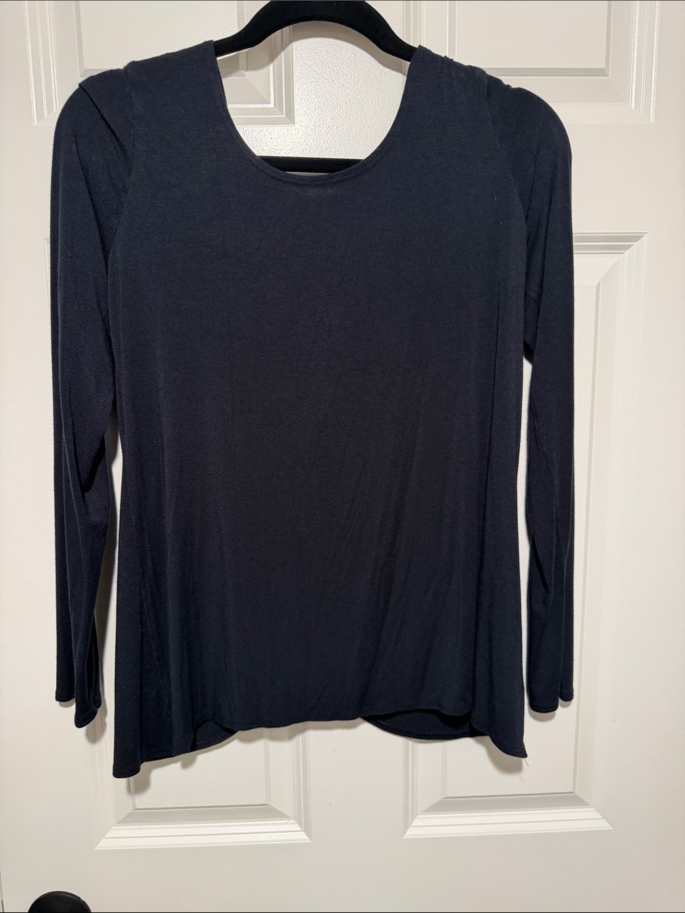 Women's Black Long-Sleeve Scoop Neck Tee